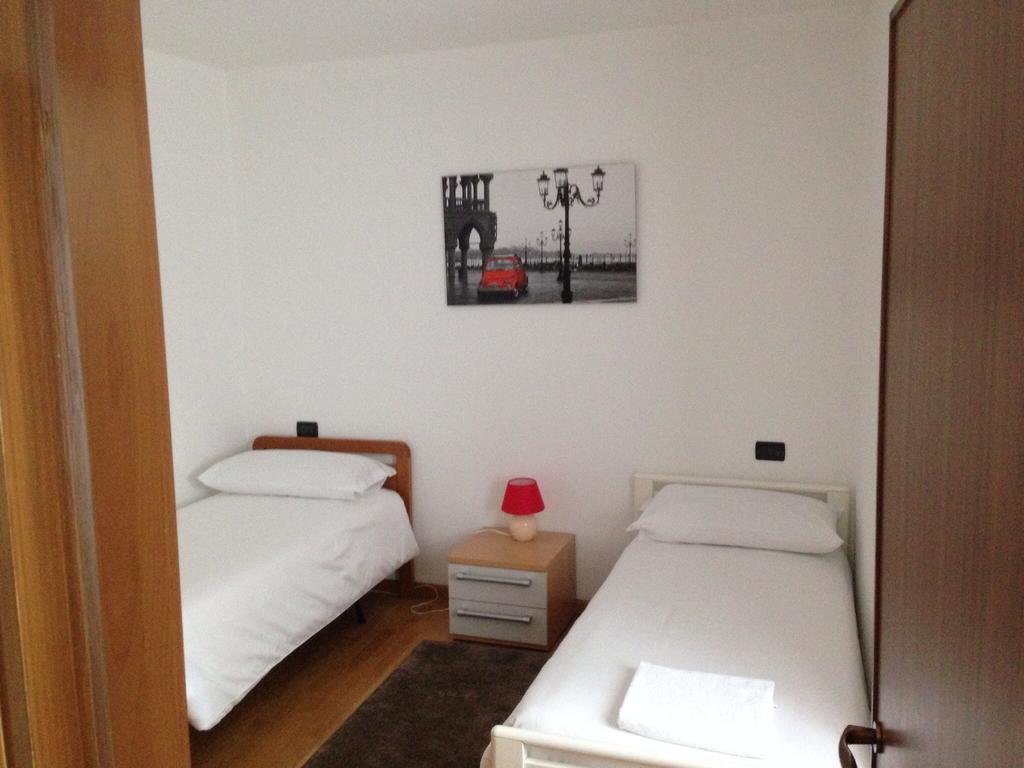 De La Tour Hotel Тирано Стая снимка