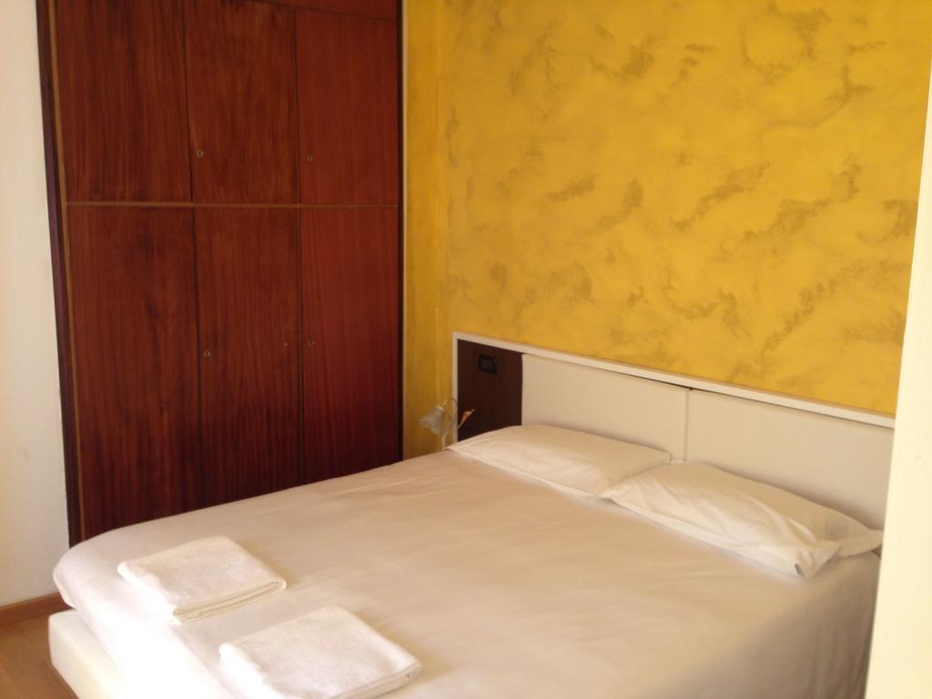De La Tour Hotel Тирано Стая снимка