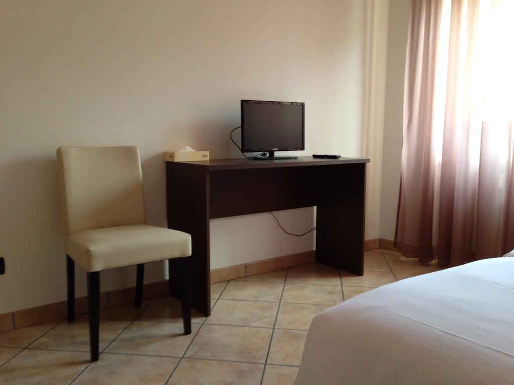 De La Tour Hotel Тирано Стая снимка