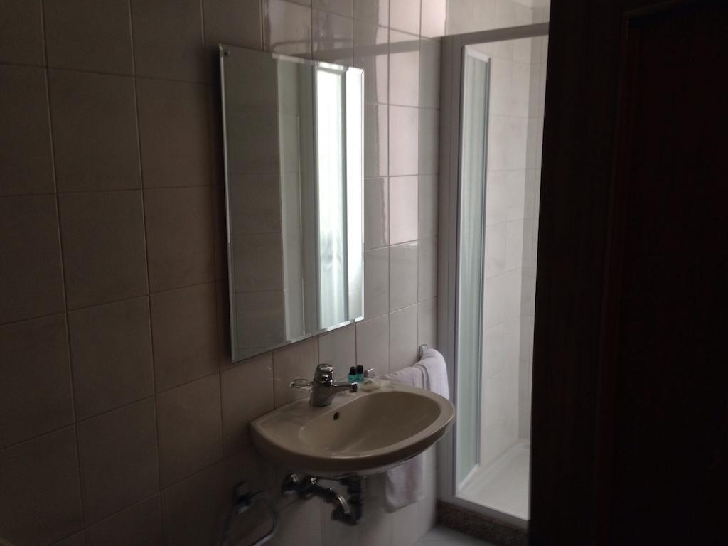 De La Tour Hotel Тирано Стая снимка