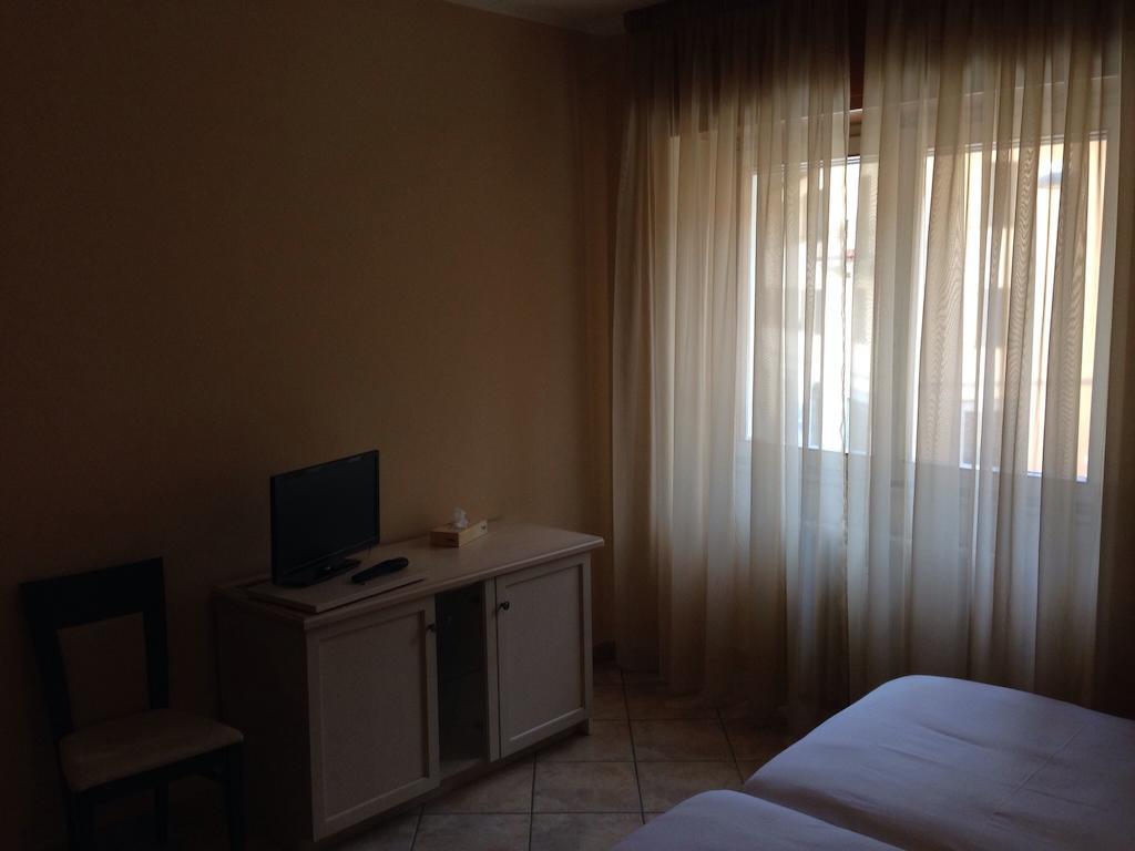 De La Tour Hotel Тирано Стая снимка