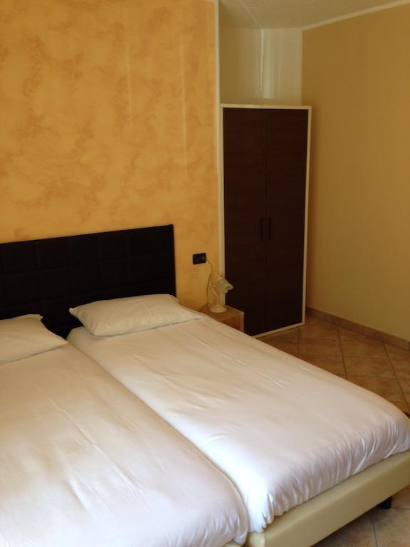 De La Tour Hotel Тирано Стая снимка