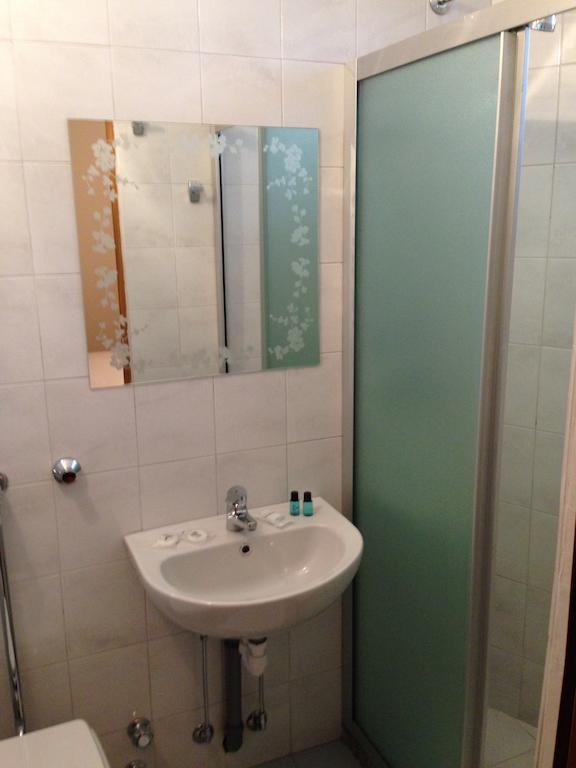 De La Tour Hotel Тирано Стая снимка