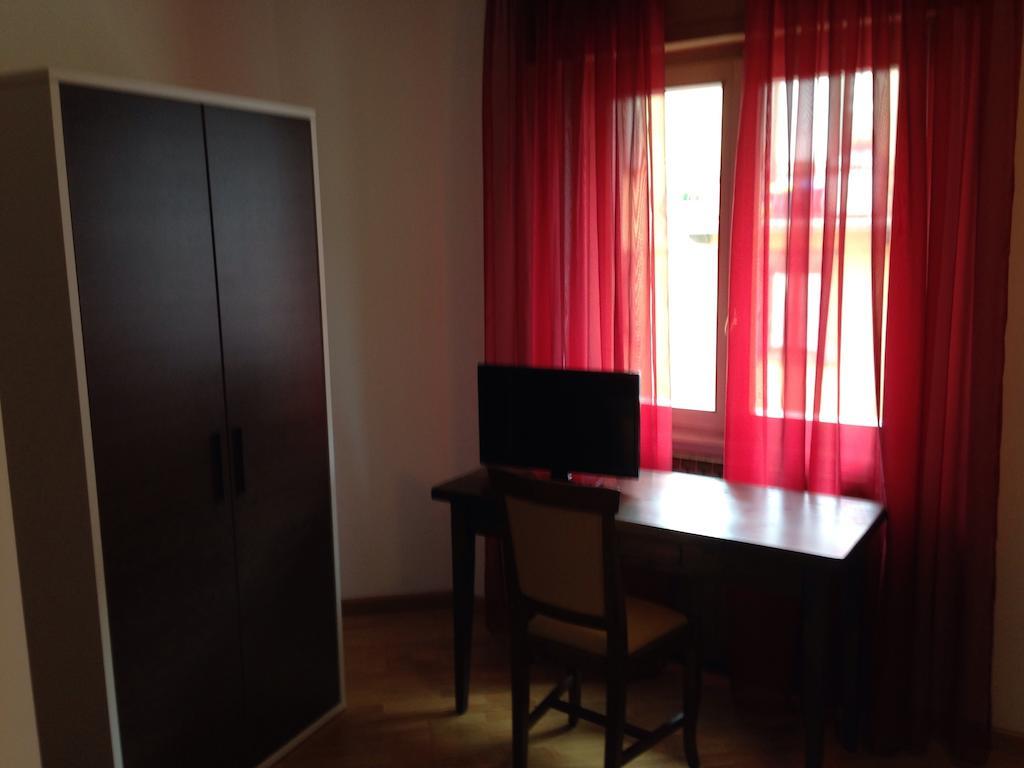 De La Tour Hotel Тирано Стая снимка