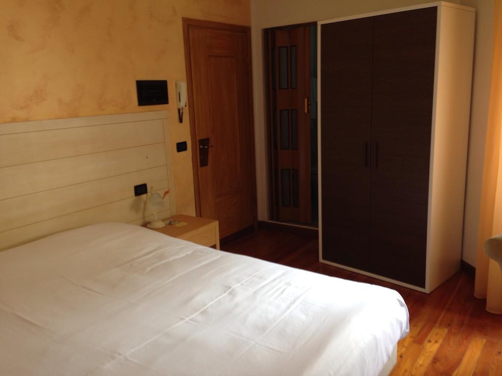 De La Tour Hotel Тирано Стая снимка