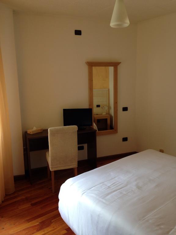 De La Tour Hotel Тирано Стая снимка